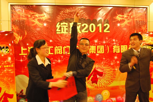董事長楊猛抽出年會(huì)特等獎(jiǎng)
