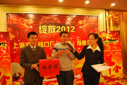 物流部王小燕抽出年會(huì)三等獎(jiǎng)