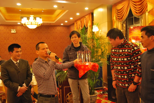 市場(chǎng)部部長潘海潮頒發(fā)第二屆運(yùn)動(dòng)會(huì)團(tuán)體獎(jiǎng)