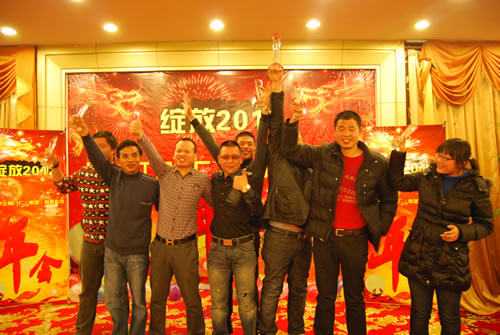 董事長楊猛與公司第二界運(yùn)動(dòng)會(huì)團(tuán)體獎(jiǎng)代表合影