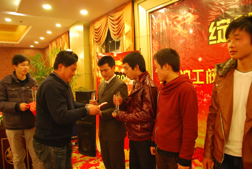 工會(huì)主席林銀華頒發(fā)公司第二界運(yùn)動(dòng)會(huì)個(gè)人獎(jiǎng)
